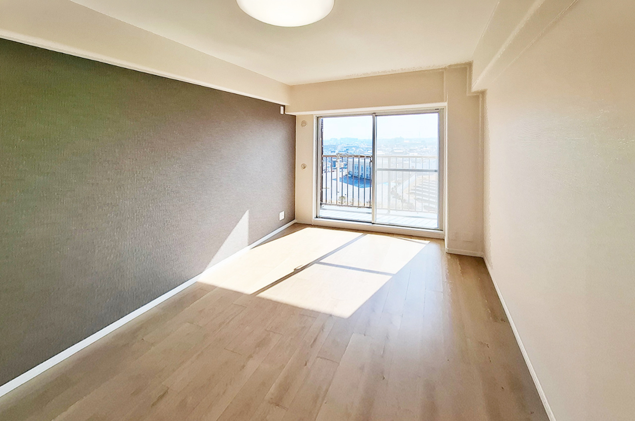 洋室2：壁一部にシックな色のアクセントクロスを施し、落ち着きのある空間に。