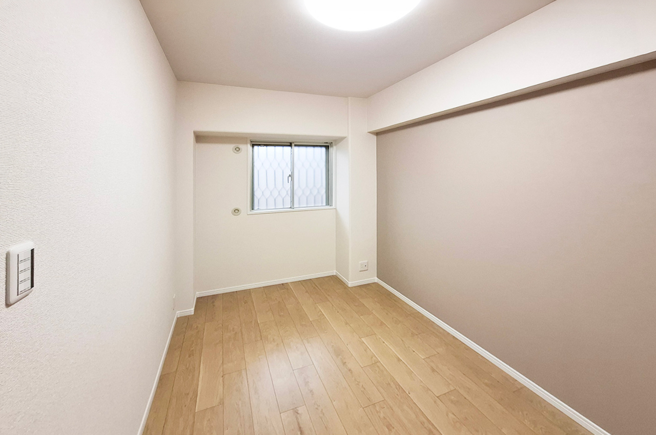 納戸：モカグレーのアクセントクロスで柔らかい雰囲気に。