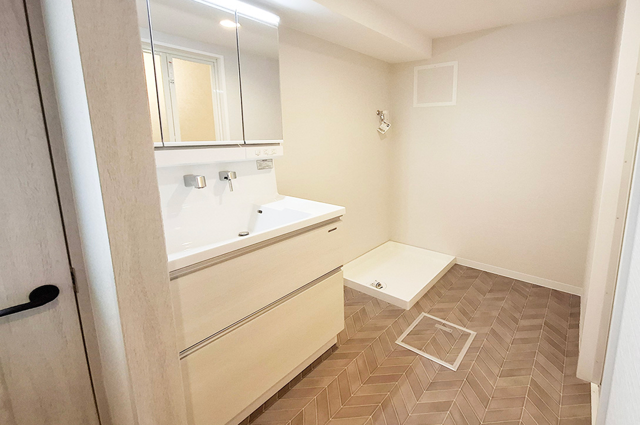 洗面室：洗面化粧台を新調済み。