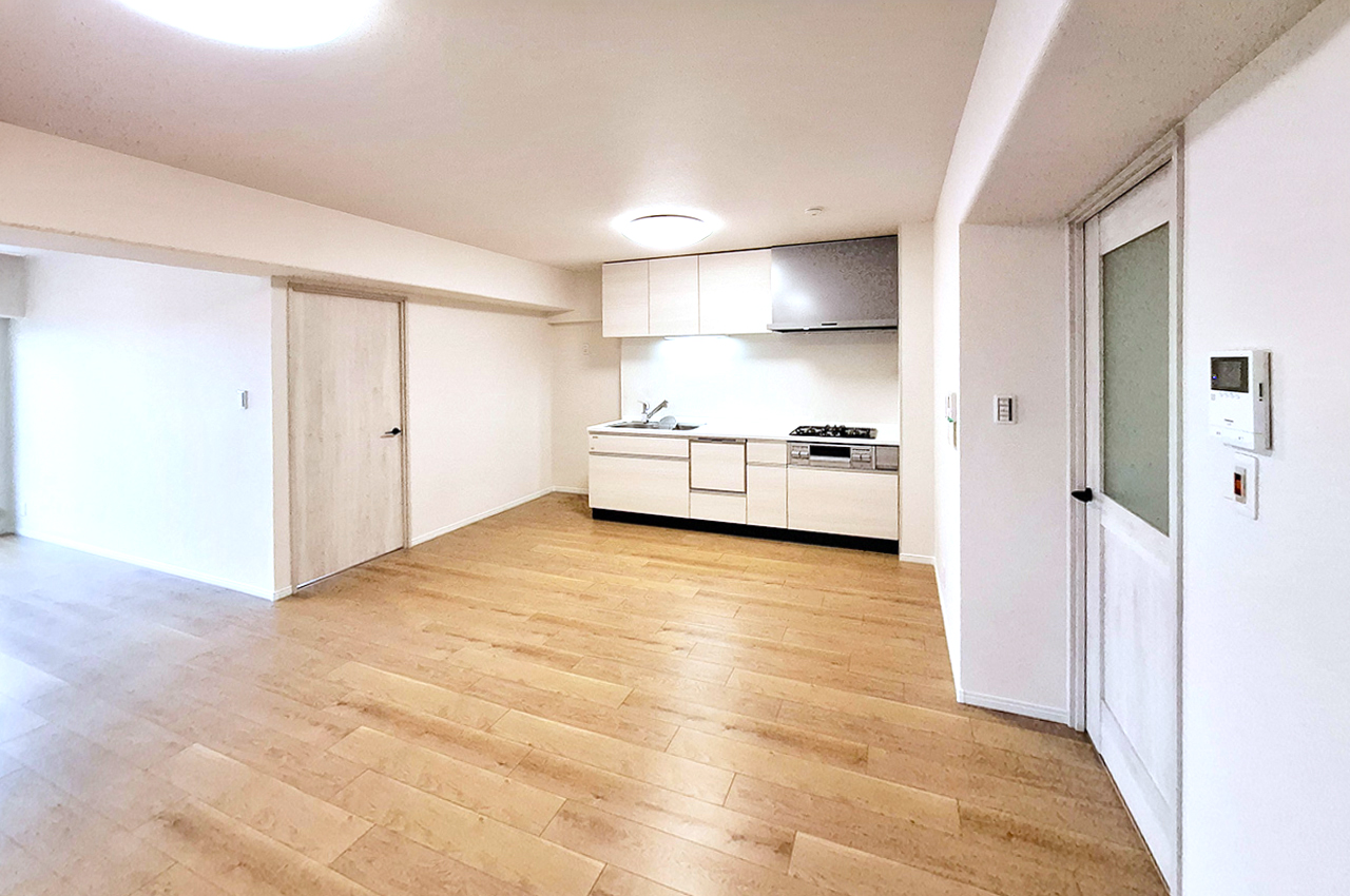 LDK：キッチンはスペースを有効に使える壁付けタイプです。