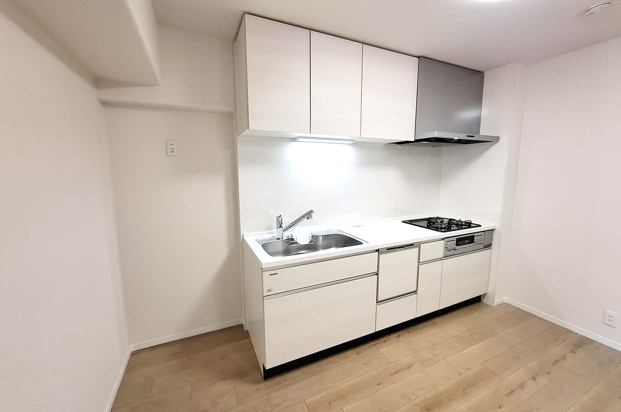 キッチン：上下に収納が充実。足元は出し入れしやすいスライドタイプです。