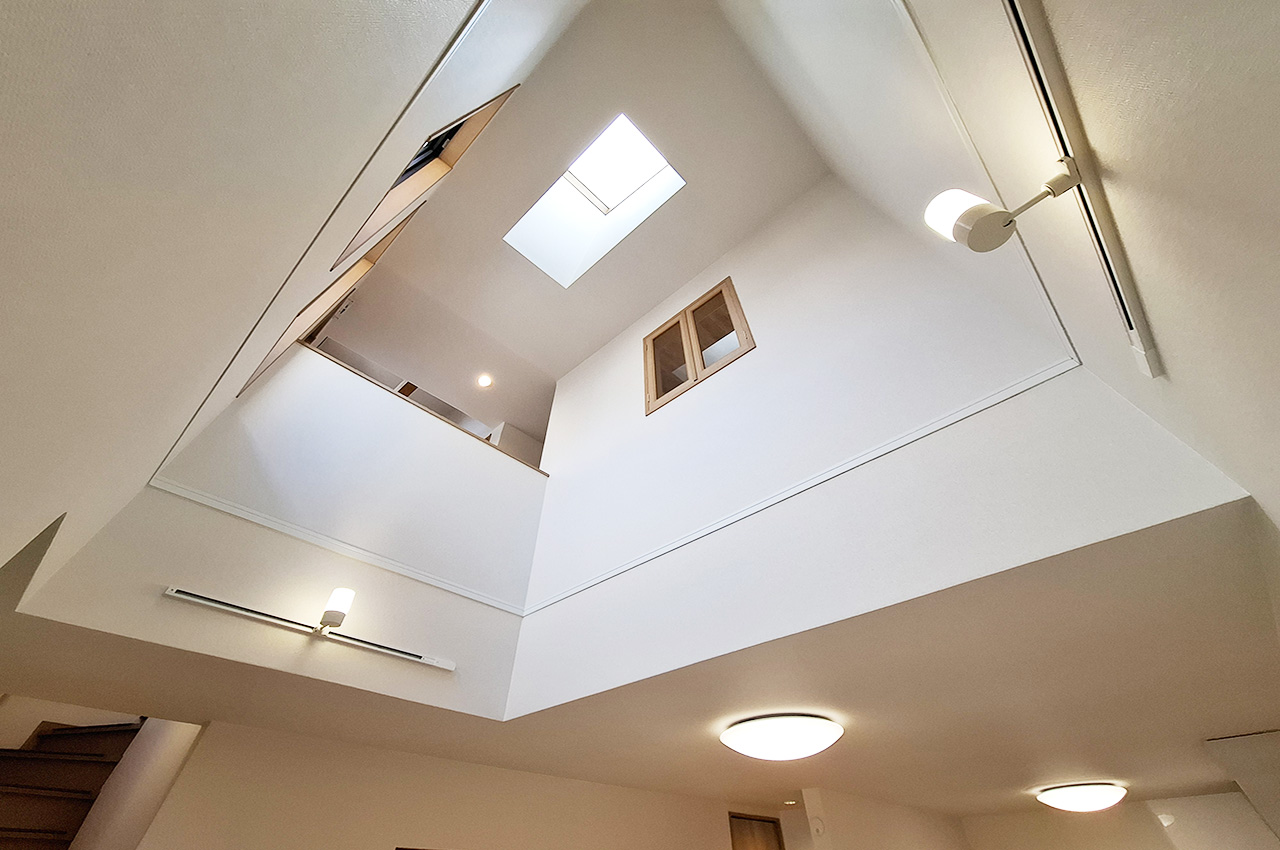 吹抜け：光をたっぷり取込む明るい吹抜けリビング