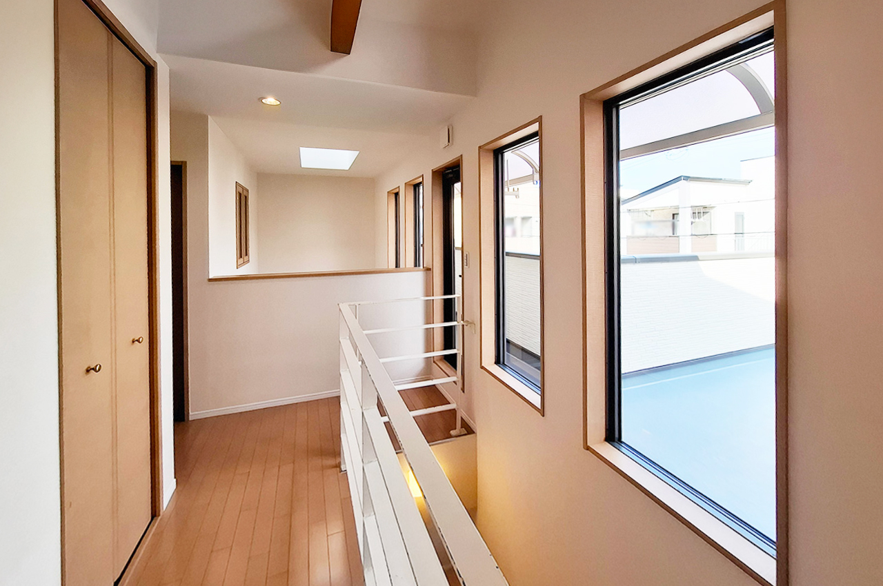 2Fホール：日用品やお掃除道具などの収納に便利な物入付き。