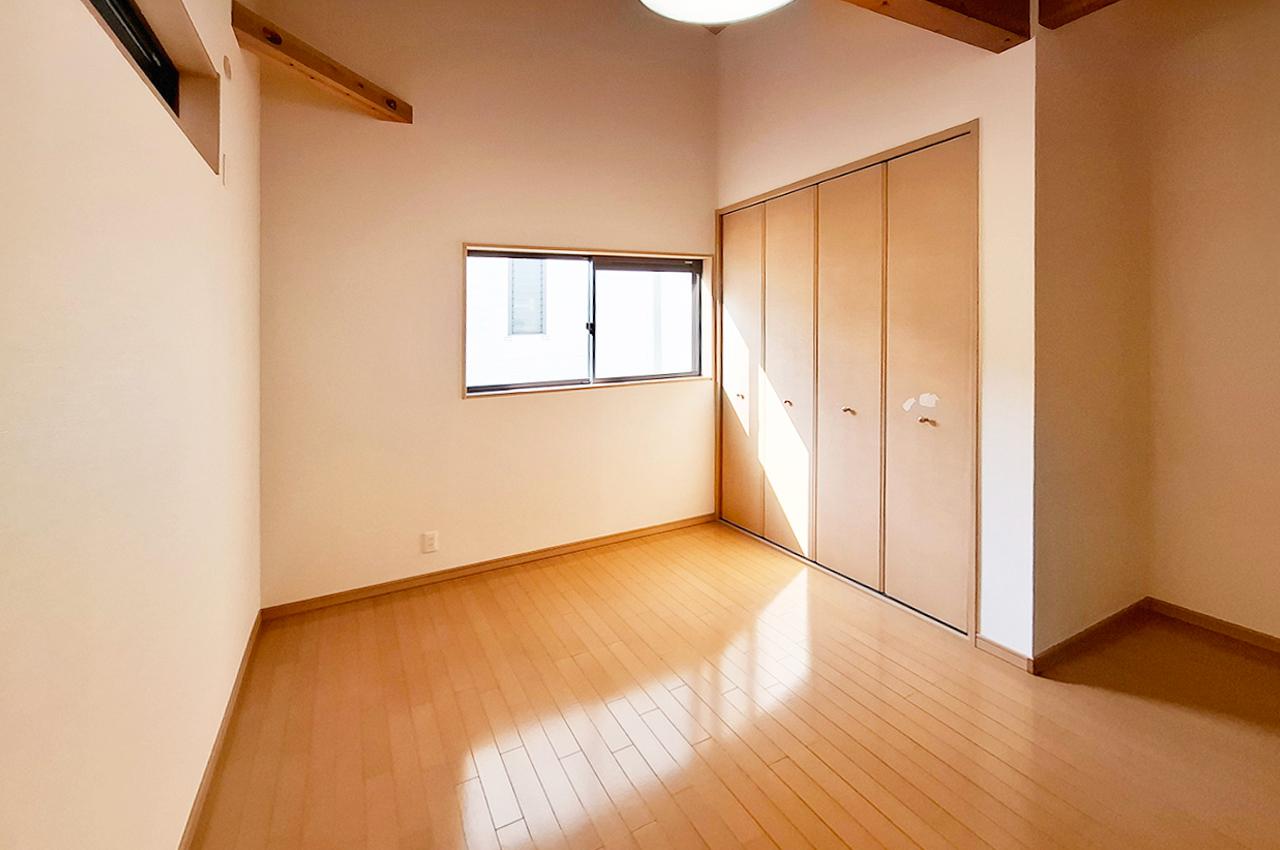 洋室1：壁・天井クロスを貼替え済み。