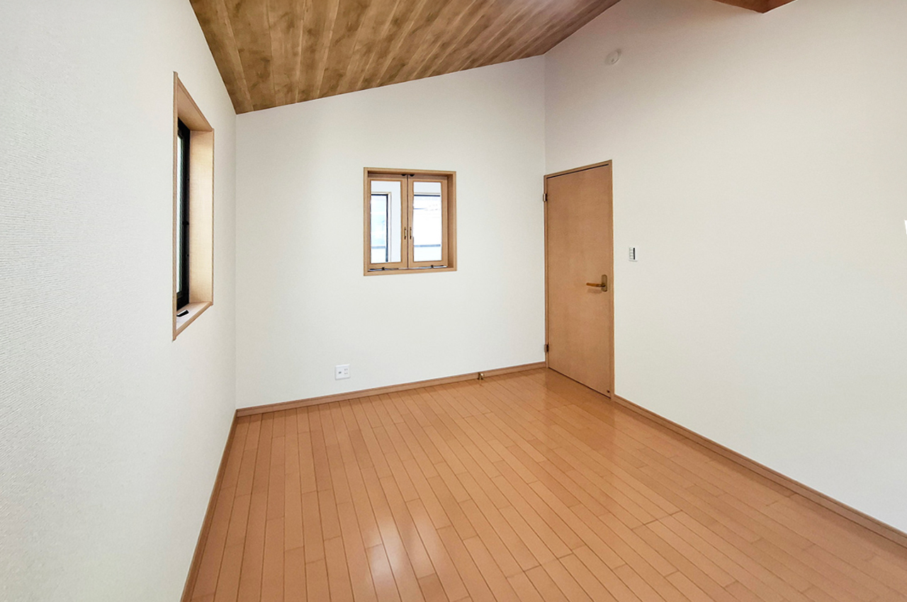 洋室2：天井にはアクセントクロスを施し、雰囲気を一新。