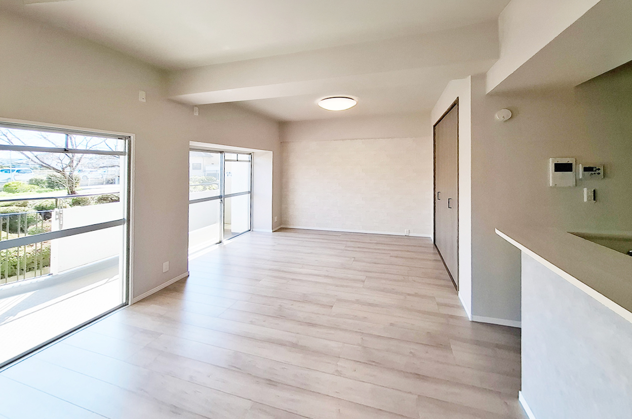 LDK：壁一部にアクセントクロスを施工。