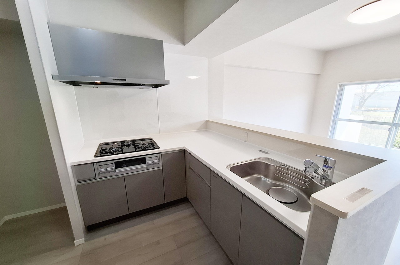 キッチン：作業スペースを確保しやすく、家事がしやすいL型カウンターキッチン。