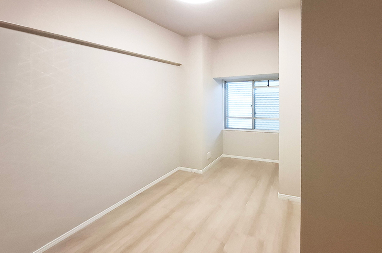 洋室1：落ち着いた色のアクセントクロスを新調済み。