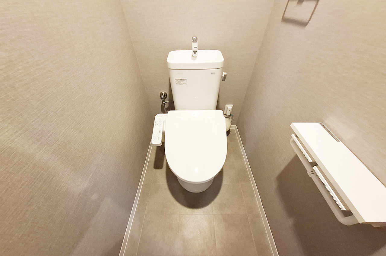 トイレ：便器・温水洗浄便座新調。