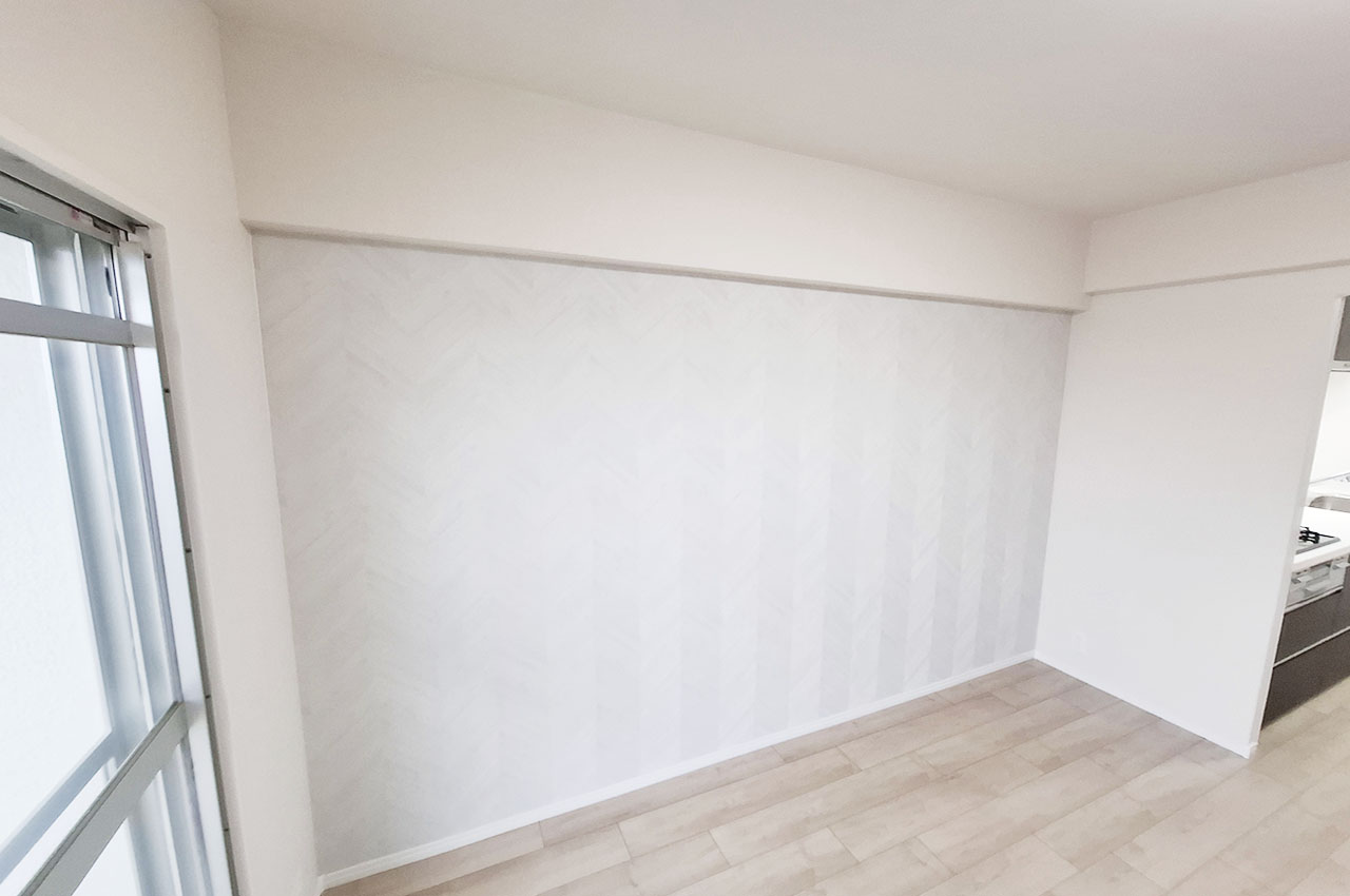 DK:壁の一部をアクセントクロスに貼替え、モダンな空間を演出。