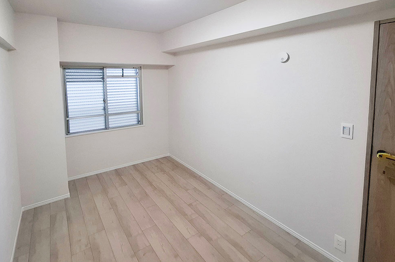 洋室①:リフォーム済み。貼替え済みのフローリングが気持ちいいお部屋です。