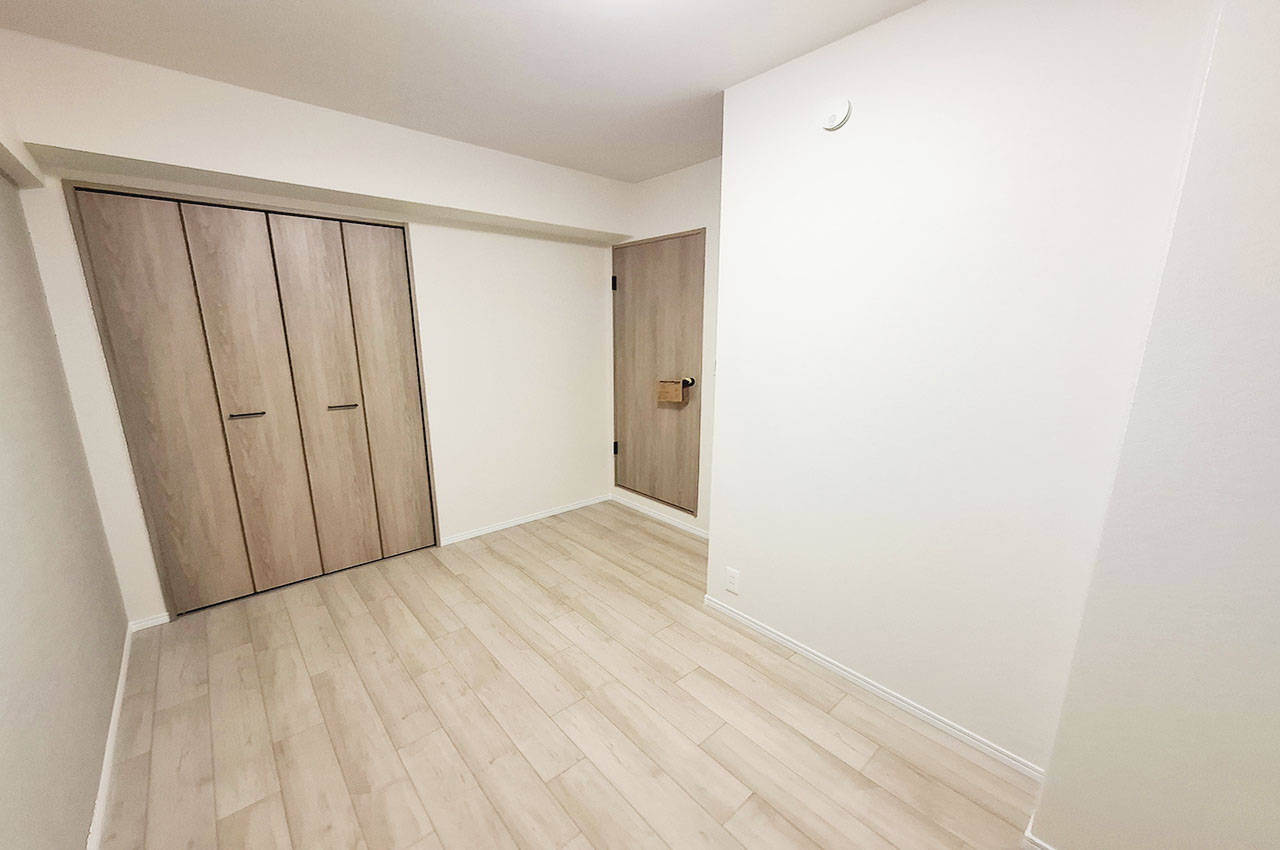 洋室②:フローリング貼替え済み。リフォームでピカピカになったお部屋です。