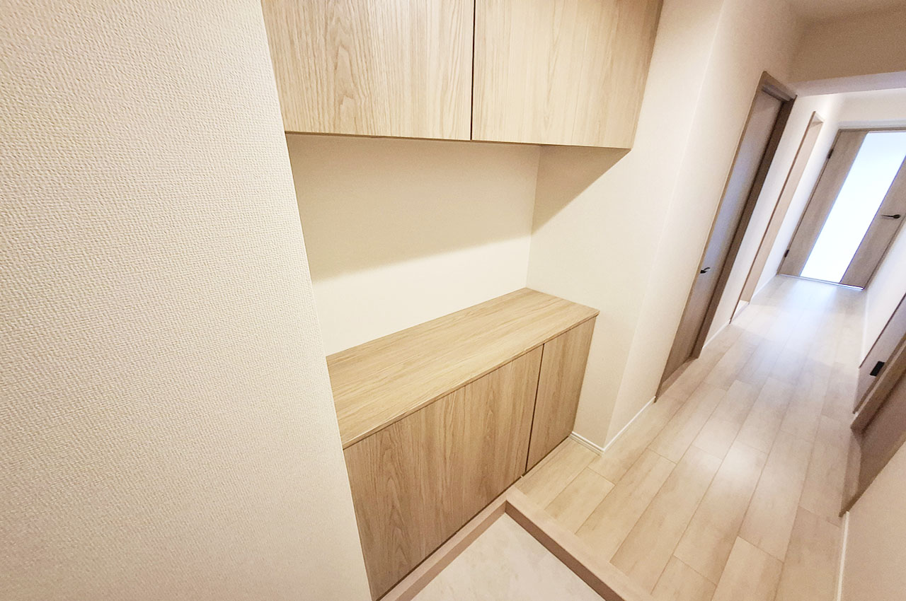 玄関:下駄箱付きで家族分の靴をしっかり収納可能。