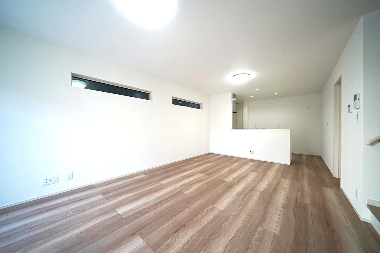 LDK：外からの視線が気にならず自然光も取り込める高窓を設置。