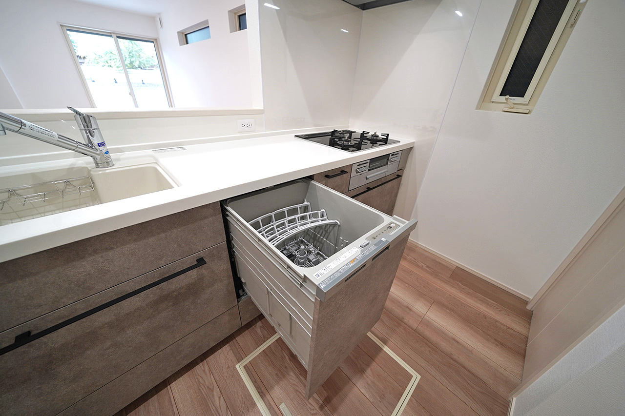 キッチン：節水や家事の時短にもなる食洗機付きのキッチン。