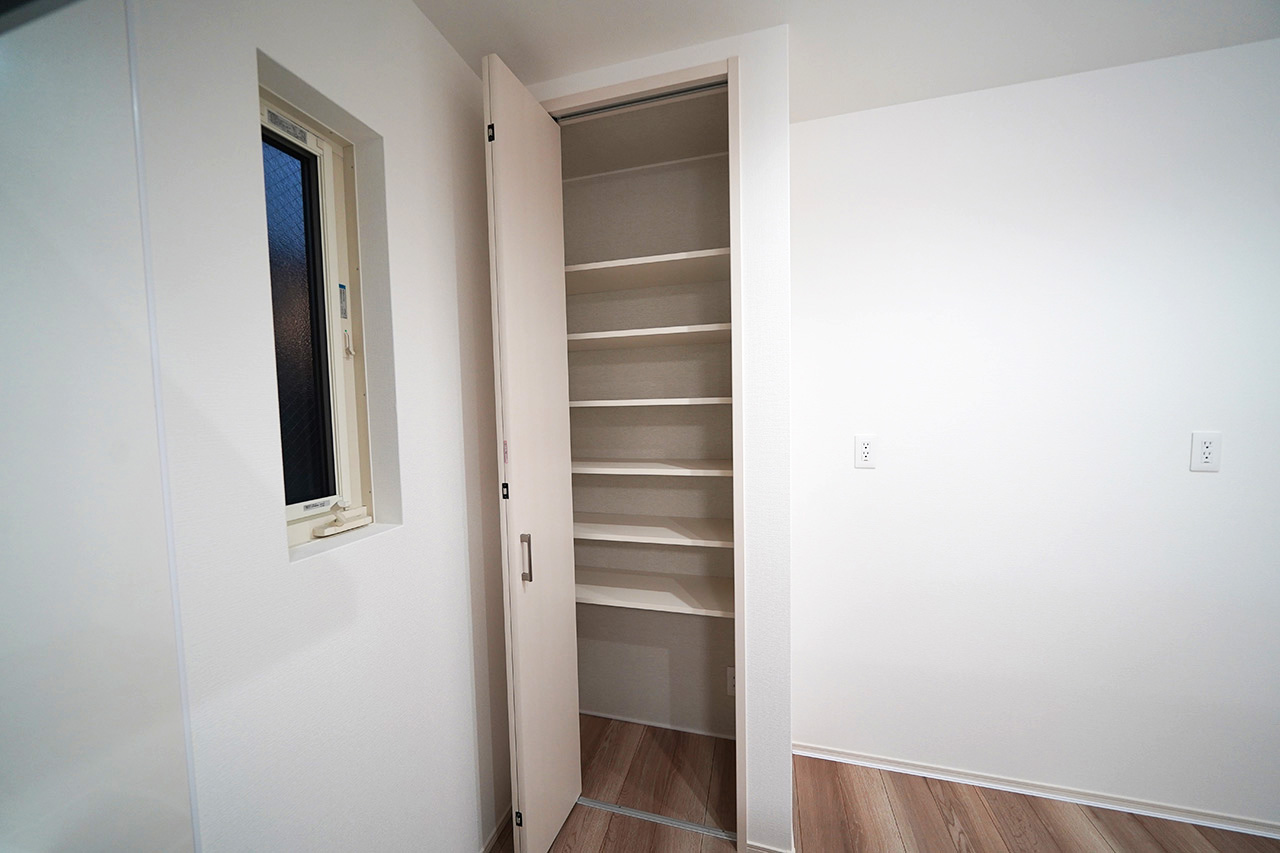 パントリー：キッチン内に設置されたパントリーは食品や消耗品のストックに便利。