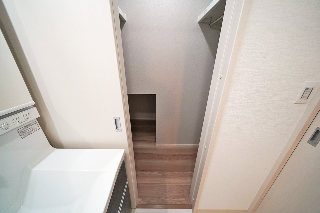 パウダールーム奥に配置されたファミリークロゼットは、タオルや日用品などの収納に便利。