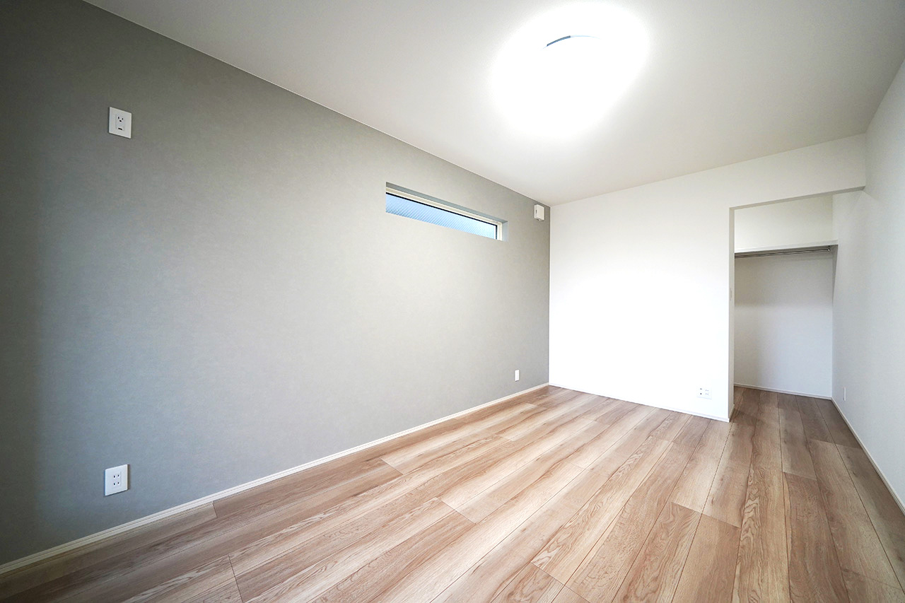 洋室（1）7.5帖：グレーのアクセントクロスが落ち着いた空間を演出。