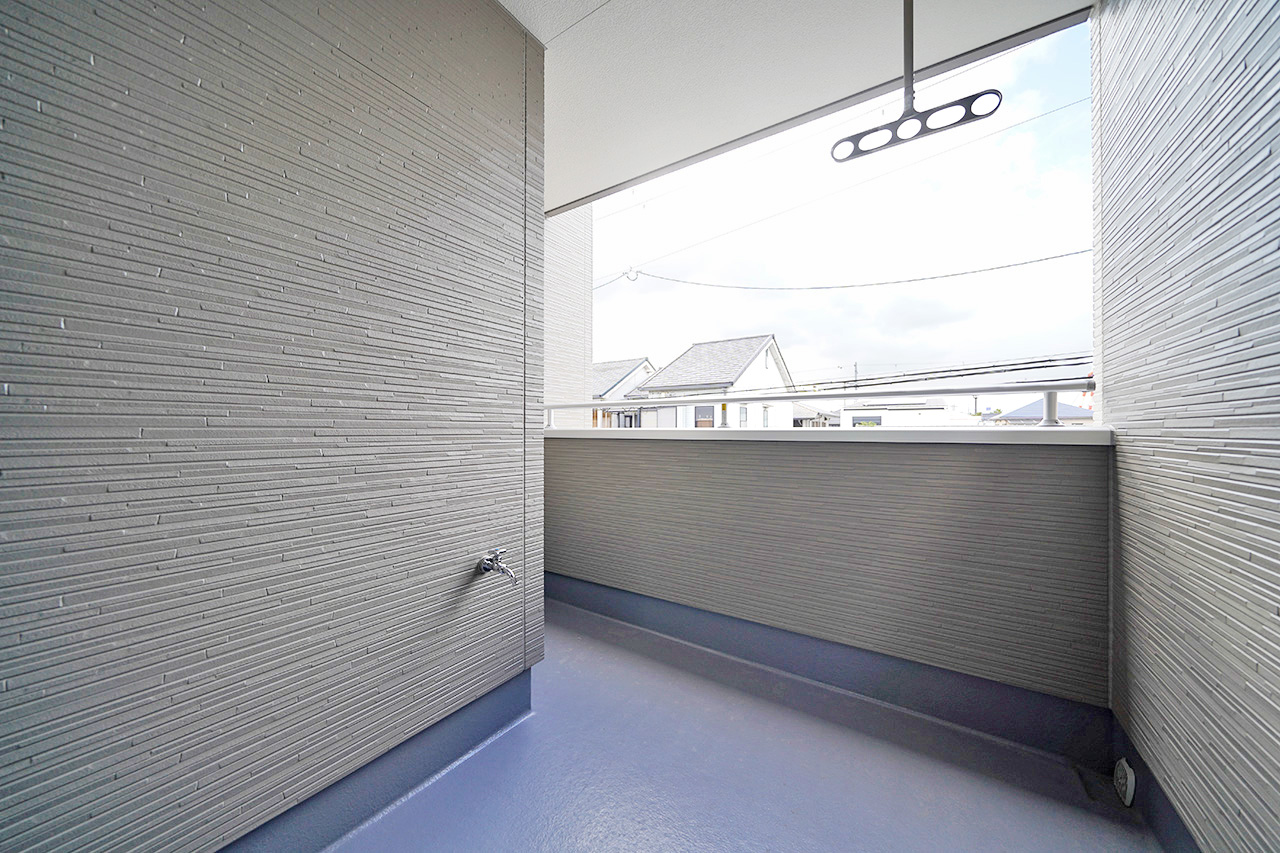 プライバシー性が高いインナーバルコニー。さらに水栓付きでお掃除や汚れ物の洗浄に便利。