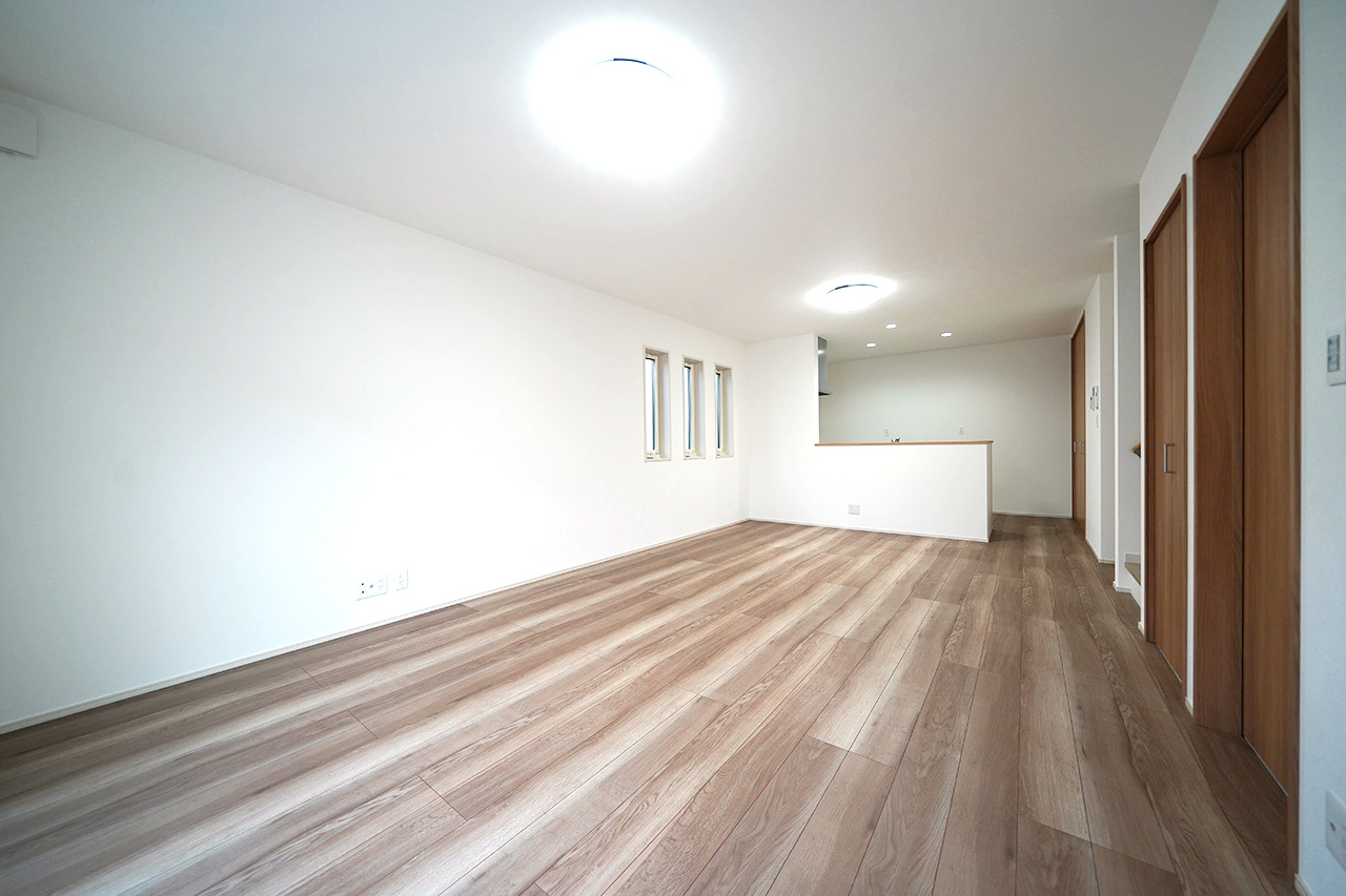 三連窓がシンプルでスタイリッシュ。家具配置もしやすいLDKです。