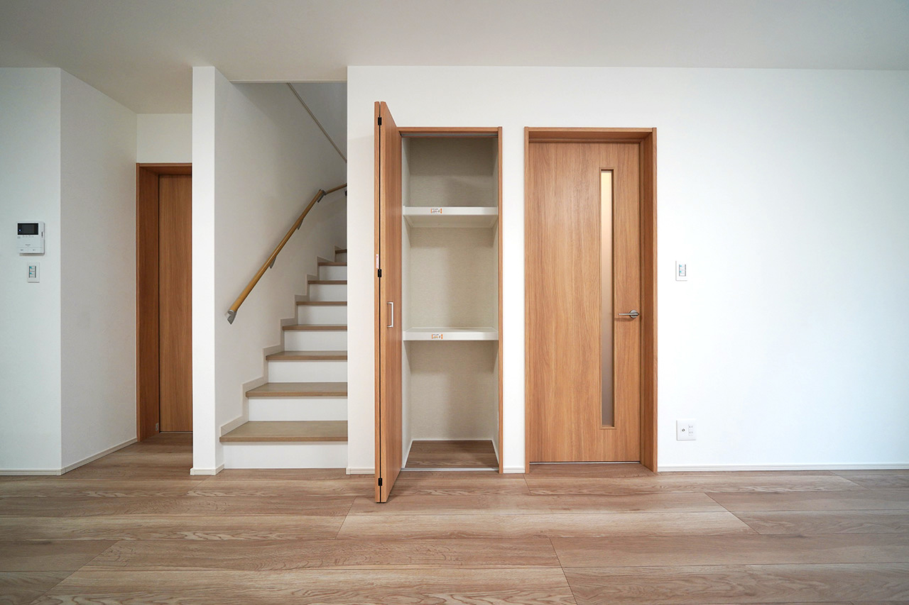 リビング内のシステム収納。お掃除道具やお子様のおもちゃなどすっきり収納できます。