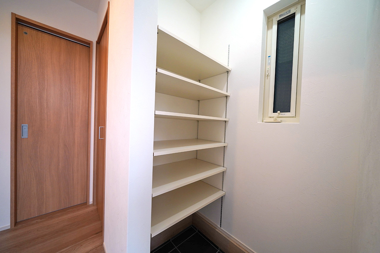 シューズクローク：靴だけでなく、ベビーカーやレジャー用品などもすっきり収納可能。