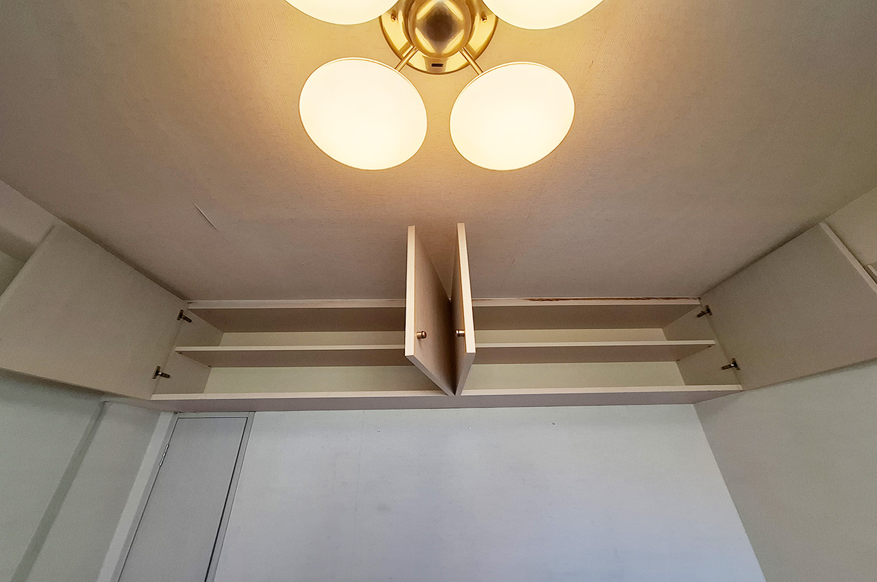 洋室1吊戸棚(照明器具撤去予定)