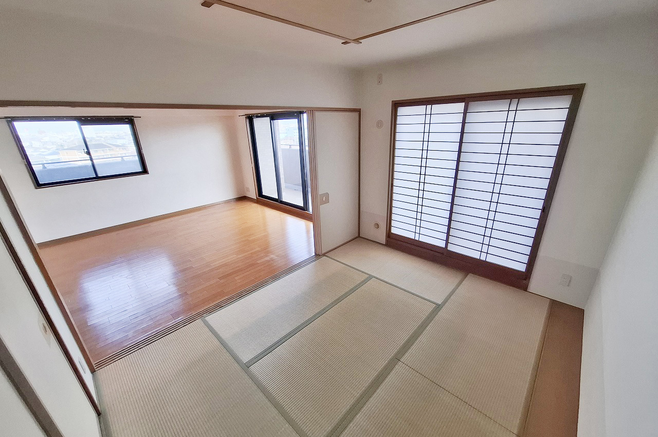 和室：バルコニーに面した明るいお部屋です。