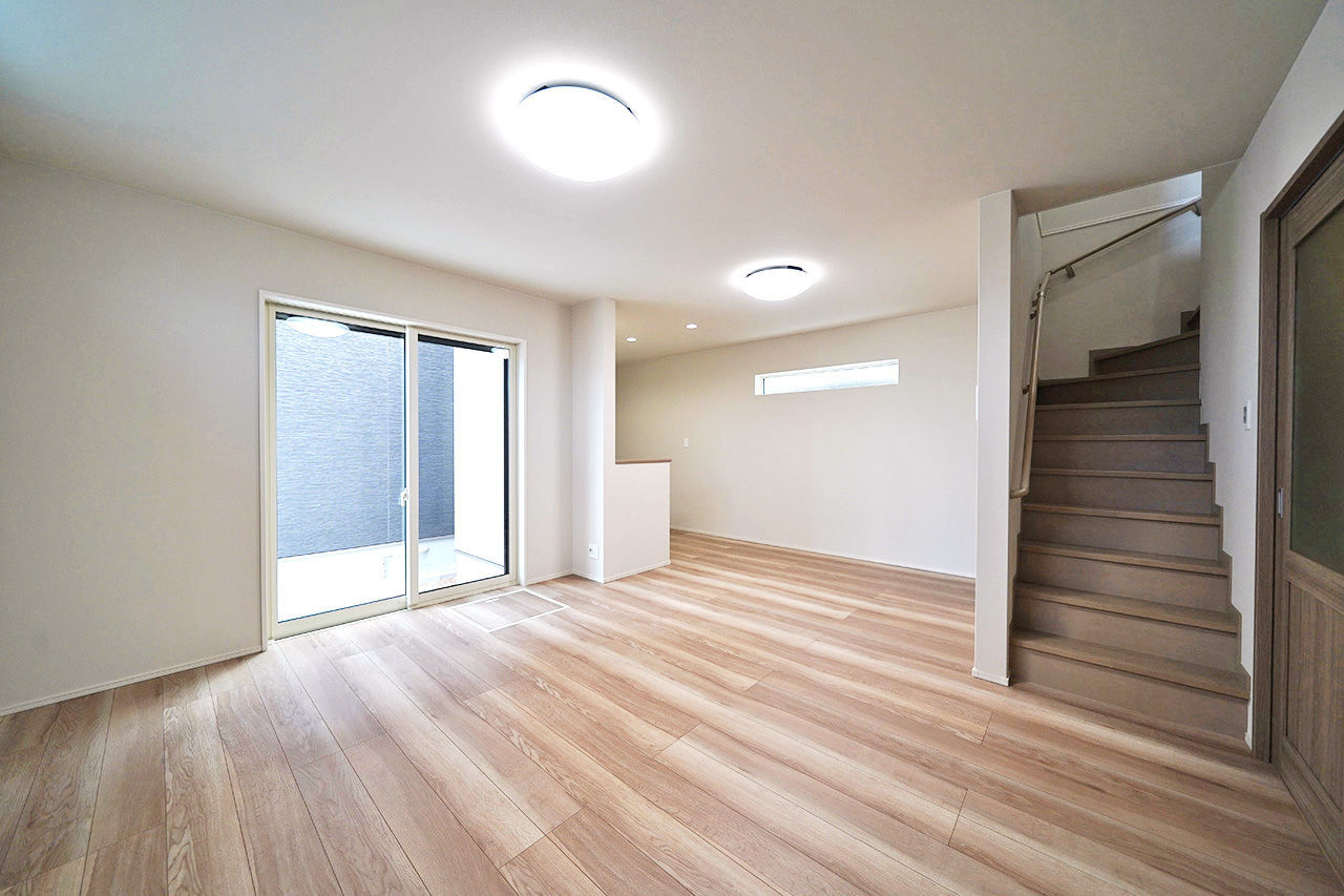 リビング階段で自然と家族がリビングに集まる動線設計。家族のつながりを感じられる住まいです。