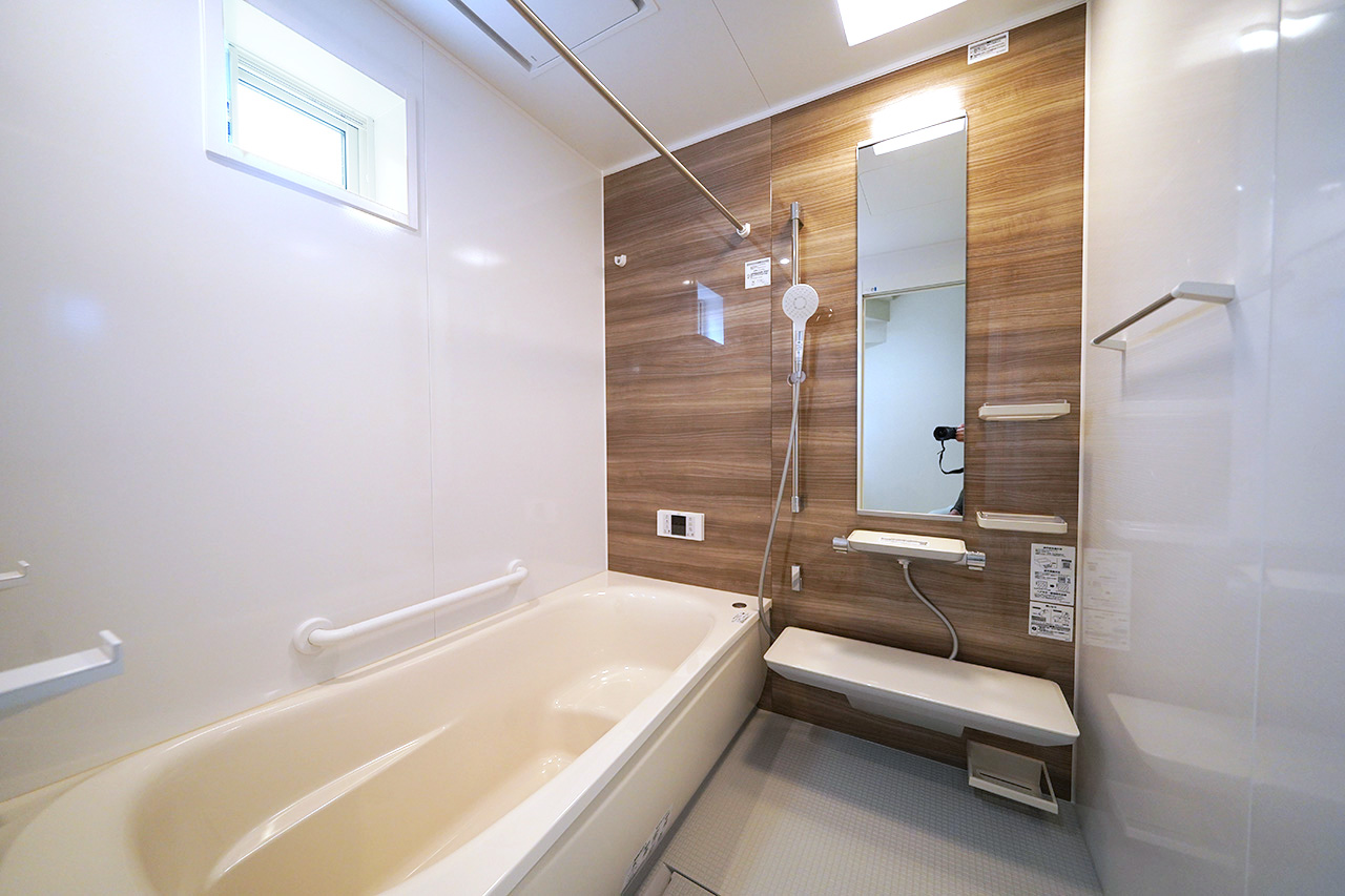 木目調パネルが落ち着きを演出するバスルーム。浴室乾燥機付きでいつでも快適なバスタイムをサポート。