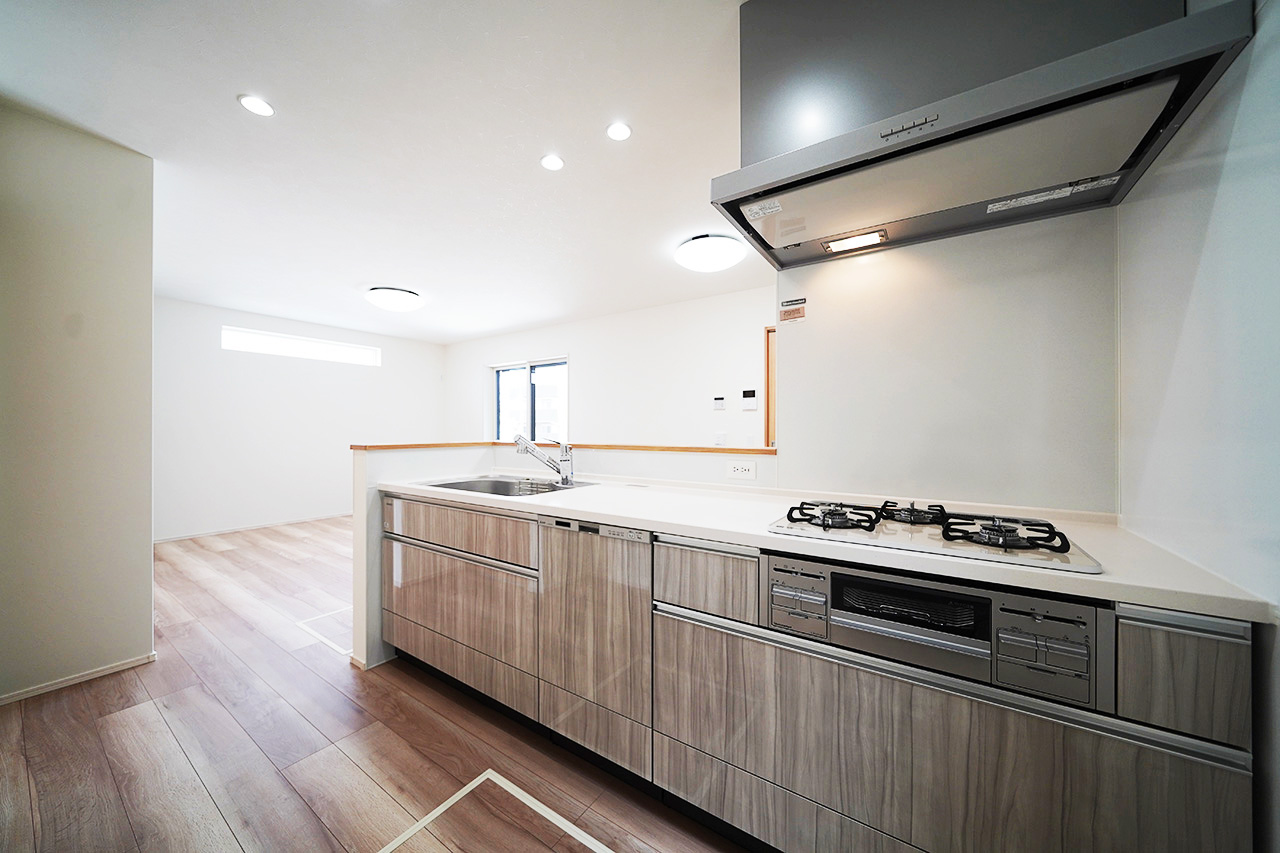 スタイリッシュな食洗機付きのシステムキッチン。お料理をしながら家族との会話も楽しめる対面式です。