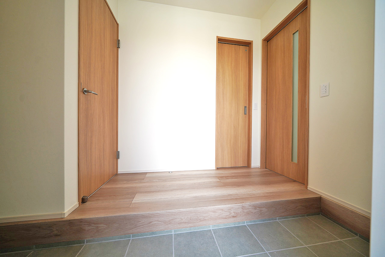 開放感たっぷりのエントランス。大容量のシューズクロークで、すっきりきれいな空間を保ちます。