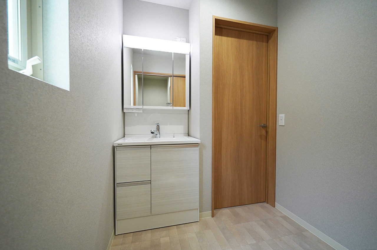 パウダールーム。室内物干（ホスクリーン）付きです。