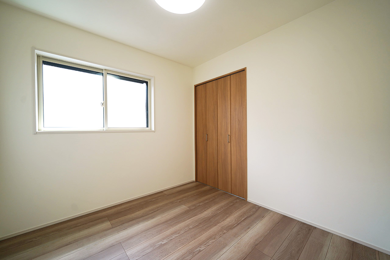 4.5帖の洋室（1）。子供部屋や書斎などにぴったりのコンパクトなお部屋です。