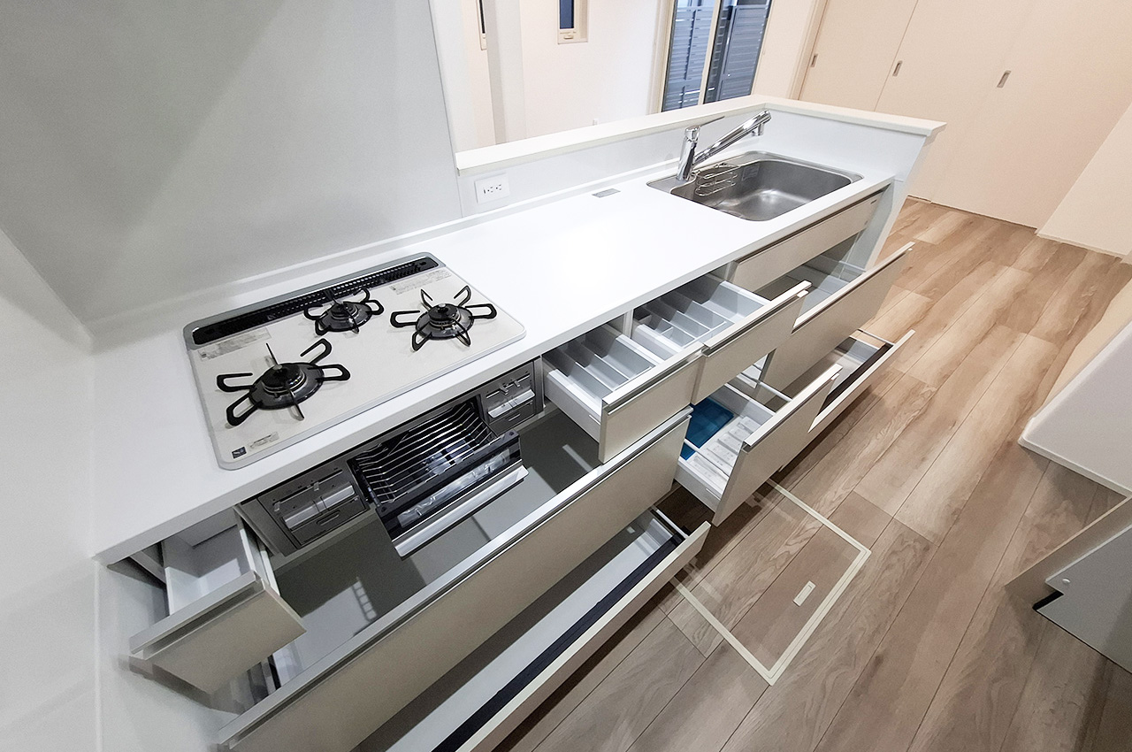 キッチン：足元の収納は出し入れしやすいスライドタイプ。