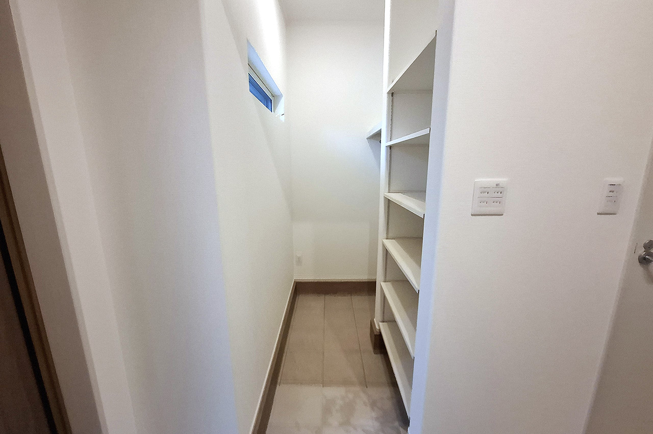 シューズクローク：靴以外にもベビーカーなど嵩張る物もすっきり収まります。