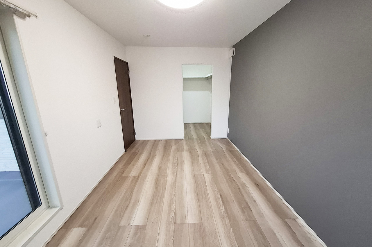 洋室1：収納たっぷりのウォークインクローゼット付き。