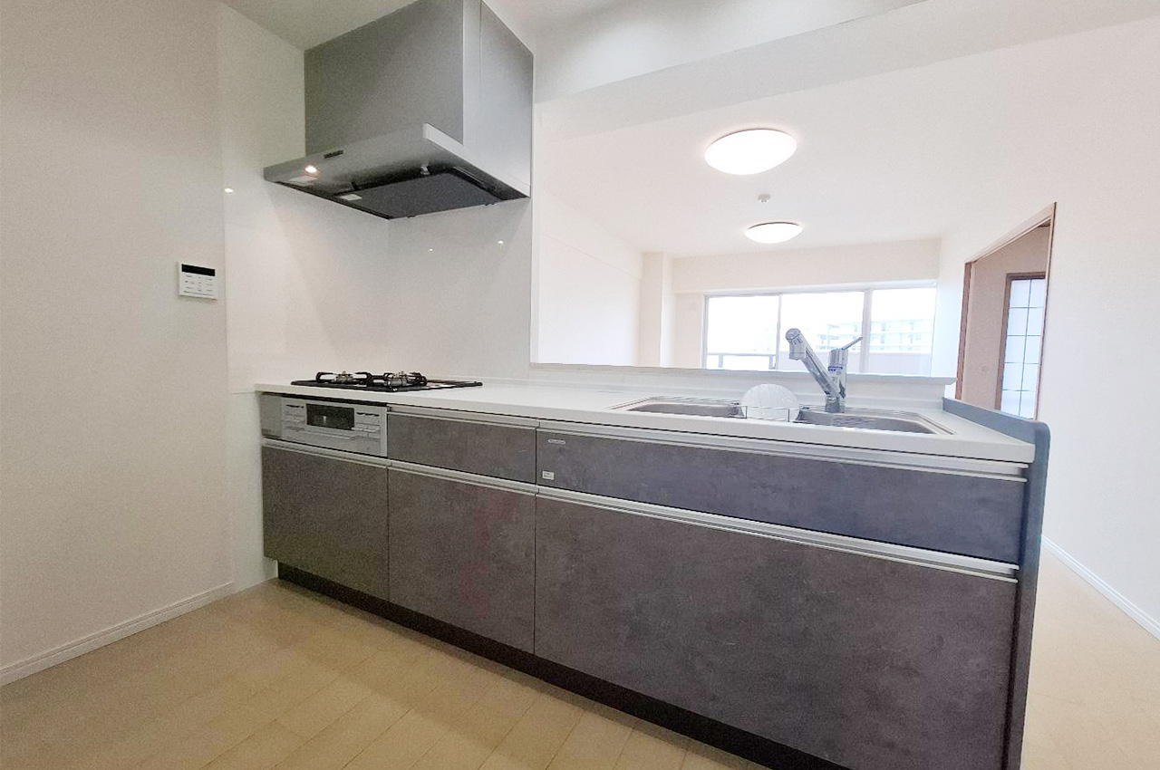 キッチン内はフルリフォーム済み。新調したキッチンはLDK全体を見渡しやすいオープンタイプです。