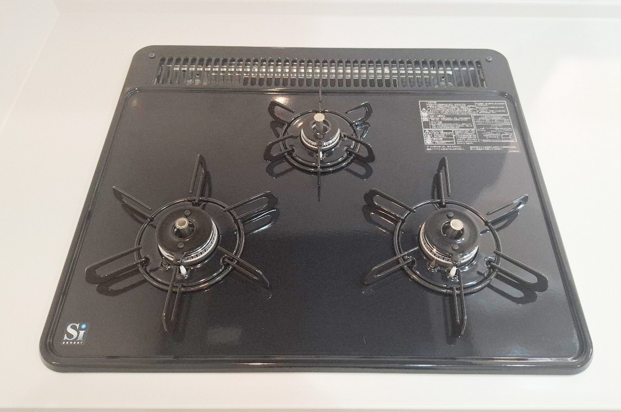 三ツ口コンロで同時調理が可能な効率的設計。お料理がはかどります。