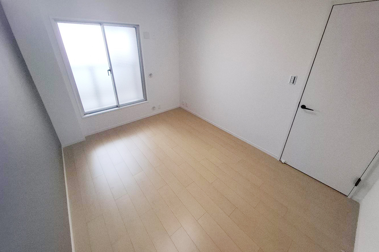 洋室②はベッドやデスクも置ける余裕のある広さ。主寝室としてもご利用いただけます。