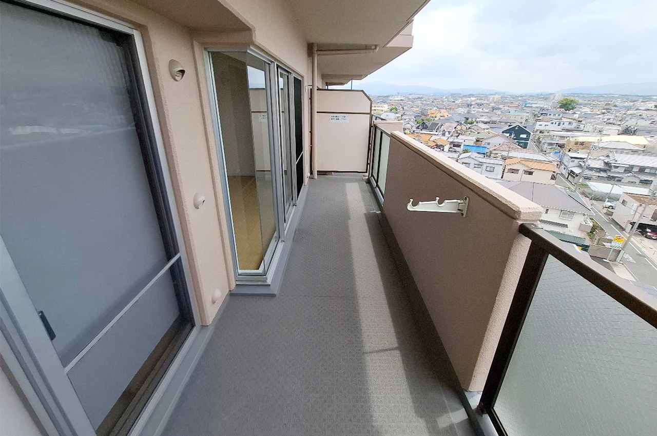 バルコニーは南西向きで日当たり良好、洗濯物もよく乾きます。