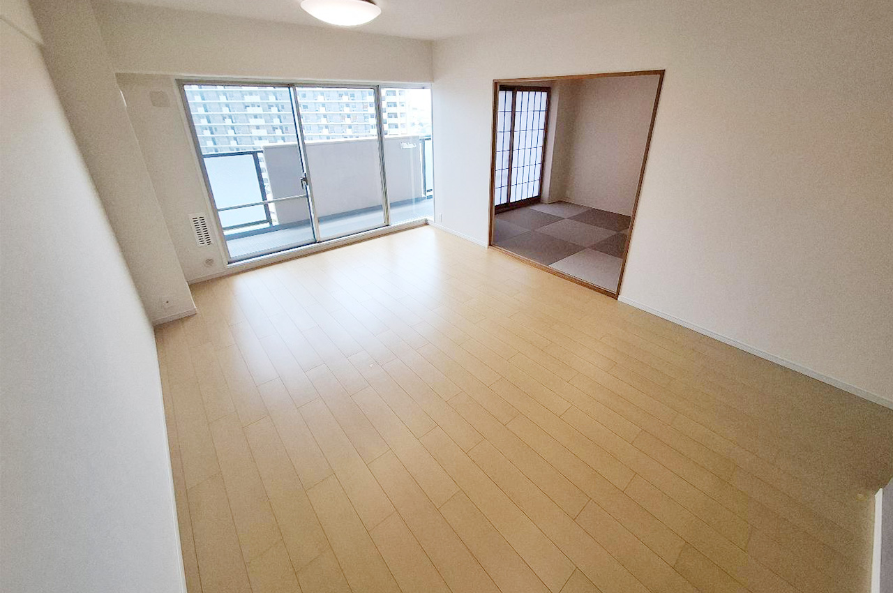 南西向き8階の明るいリビングと和室。家族団らんや趣味の時間をより豊かにします。