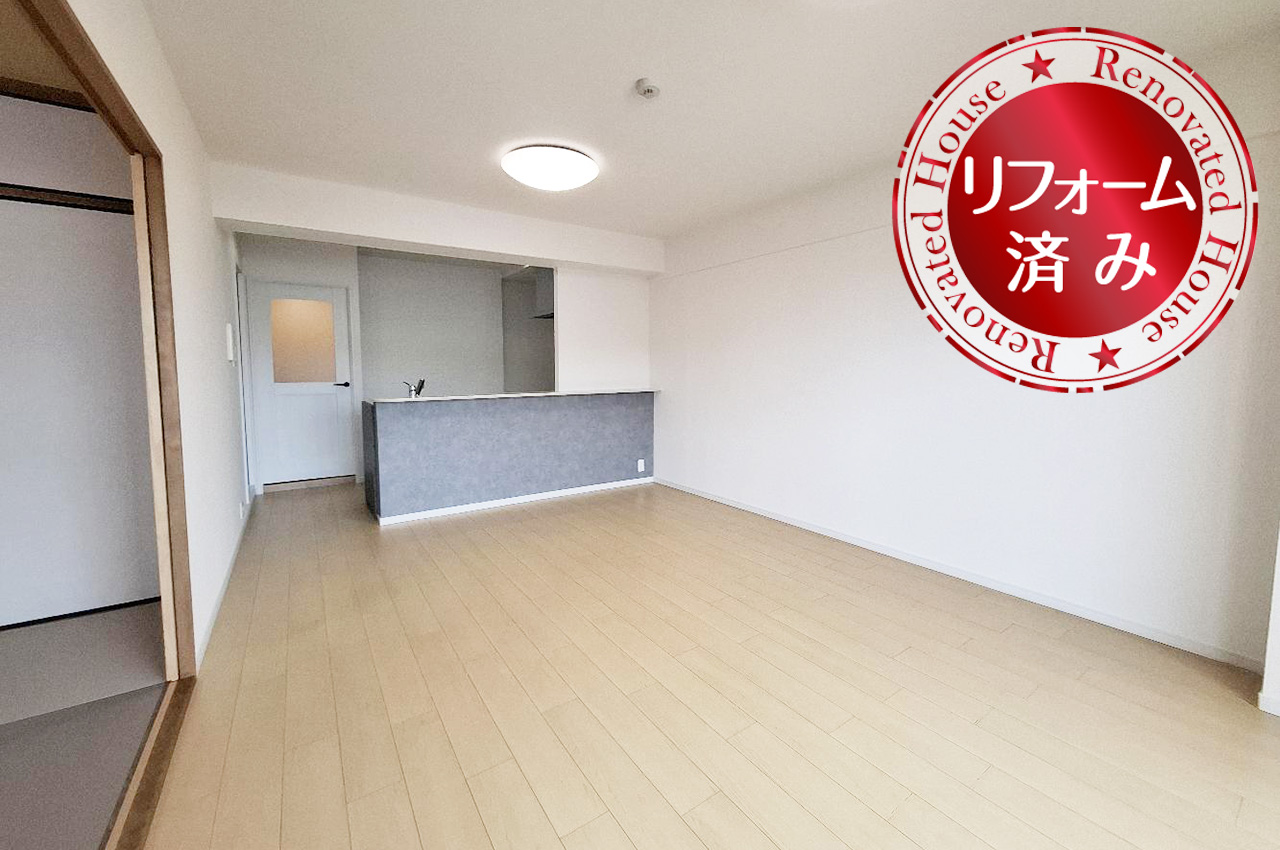 南西向きバルコニーに面した開放感たっぷりのLDK。日中は照明なしでも心地よい明るさです。