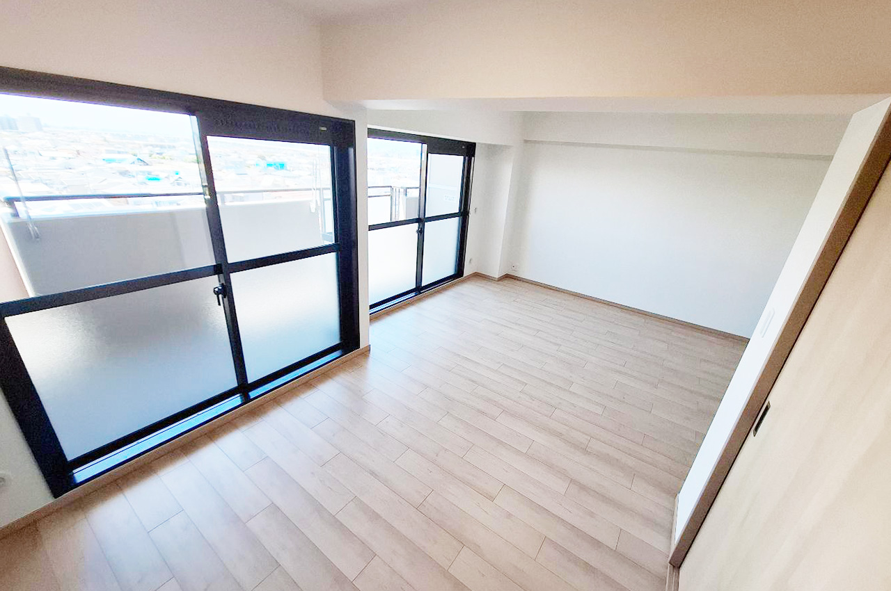 リビングダイニング：リフォーム済みでピカピカのフローリングが広がる、清潔感のある快適な空間。