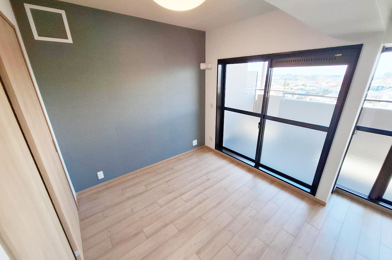 リビング：新しく貼替えたライトグレーのアクセントクロスがモダンでおしゃれな雰囲気を演出。