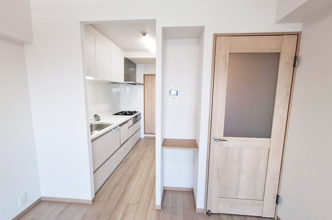 電話カウンター：小物やインターネット機器用にも便利なスペース。生活動線を邪魔せず機能的に使えます。