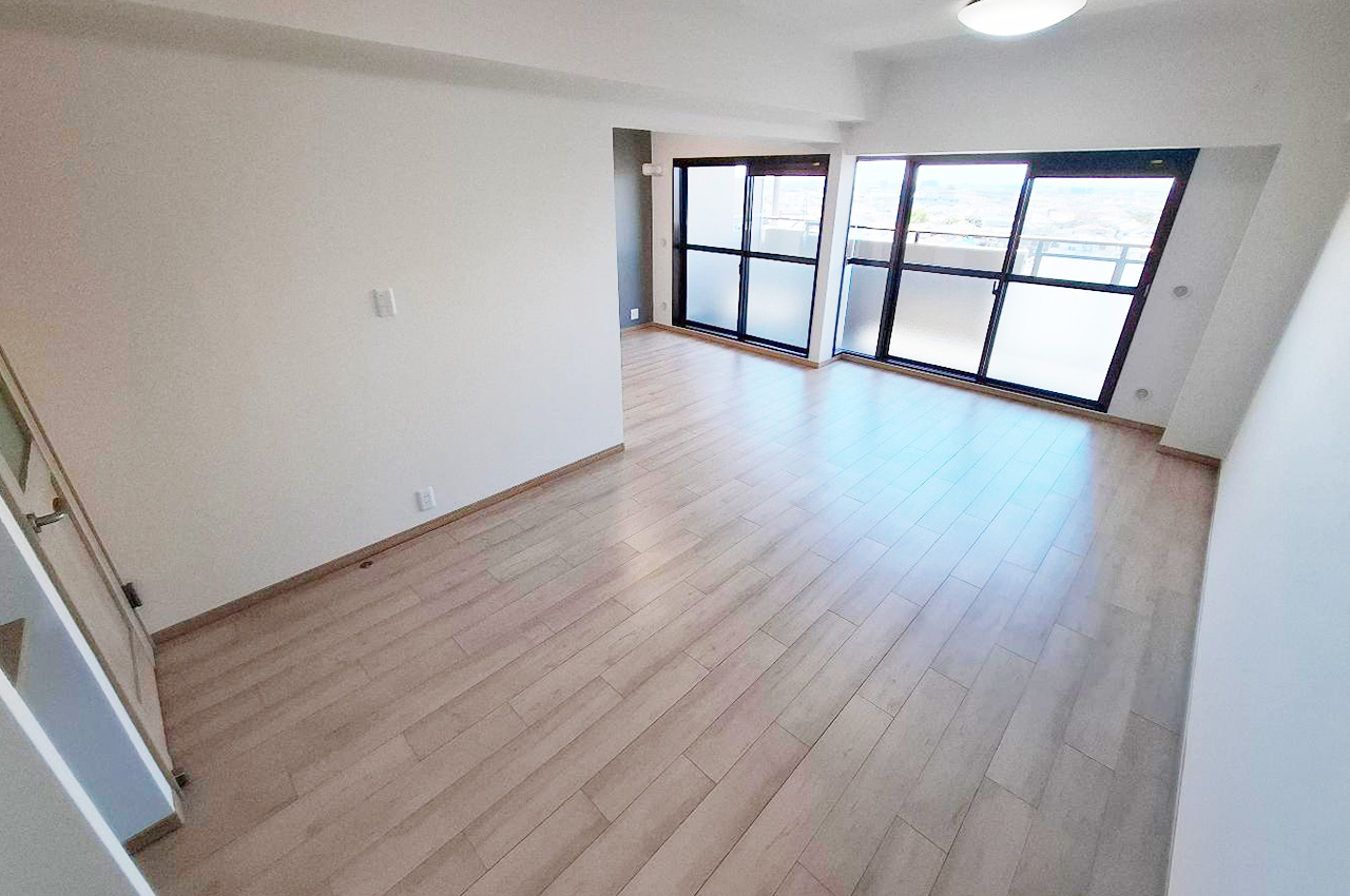 LDK：大きな窓付きで開放的なLDK。家族が自然と集まる居心地の良い空間です。