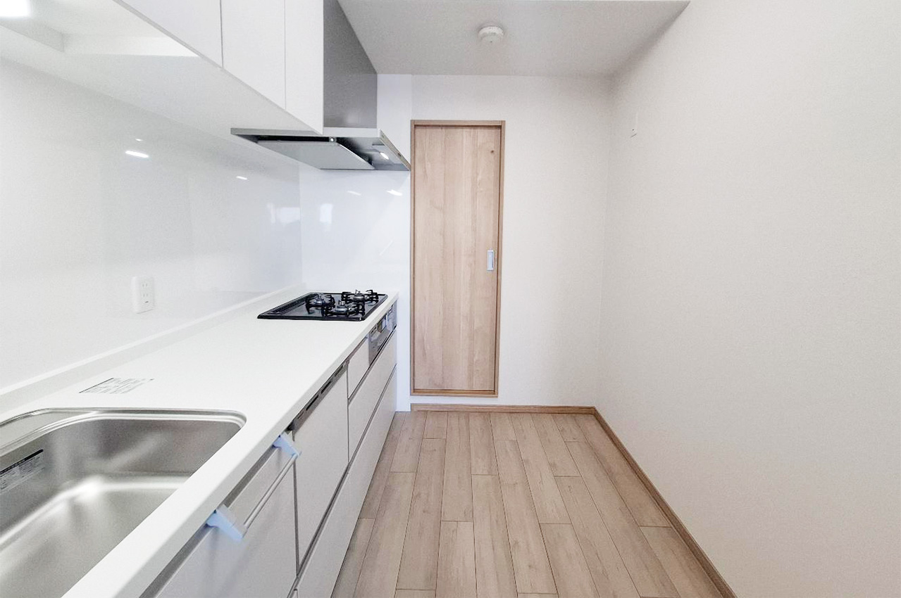 キッチン：洗面所への導線もあり、動きやすく家事効率アップ。新調済みのシステムキッチンは食洗機付。