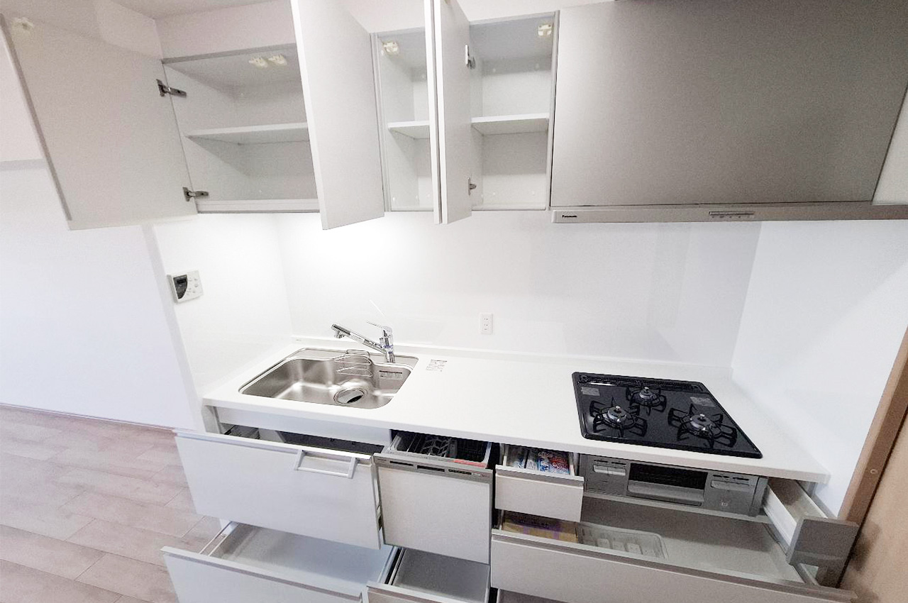 キッチン：上下の豊富な収納を備えたキッチンは、調理器具や食器をすっきり整理でき快適に使えます。