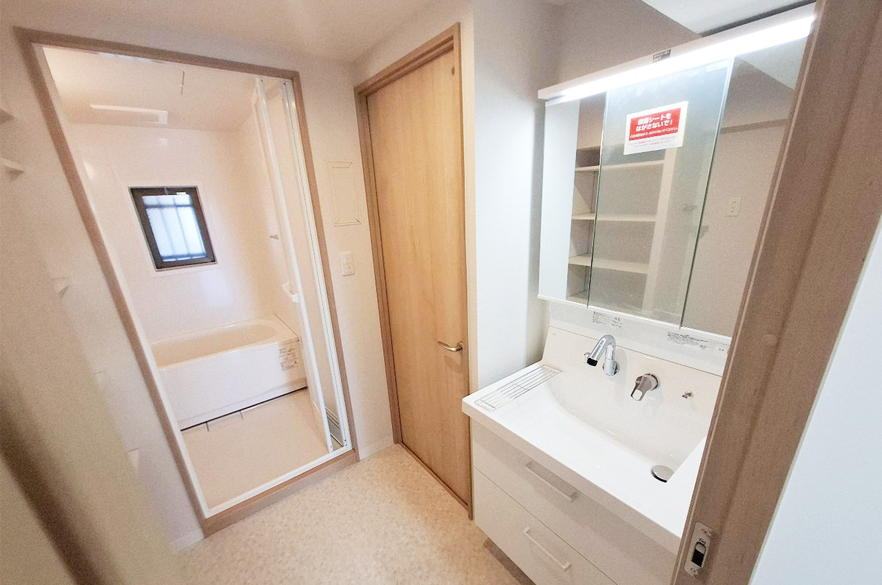 洗面室：新調済みの洗面化粧台は収納力も豊富で、化粧品や日用品をすっきり整理できる快適な空間です。